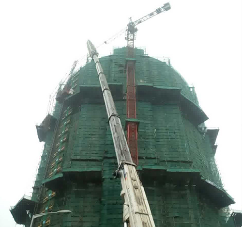 青岛市吊车在工地上作业